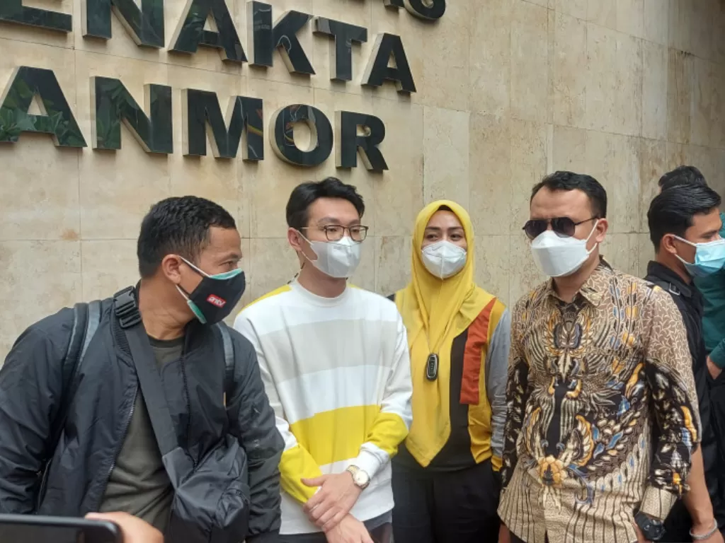 Richard Lee (kedua kiri) memberikan keterangan kepada wartawan usai diperiksa penyidik Polda Metro Jaya terkait kasus akses ilegal terhadap akun Instagram yang sedang dalam penyitaan oleh penyidik kepolisian, Rabu (8/9). (photo/ANTARA/Fianda Sjofjan Rassa