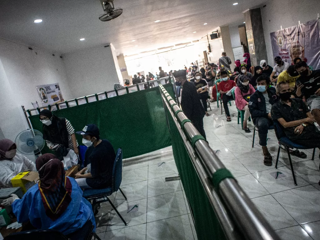 Sejumlah warga mengikuti vaksinasi COVID-19 di Jakarta (ANTARA FOTO/Aprillio Akbar/aww.)
