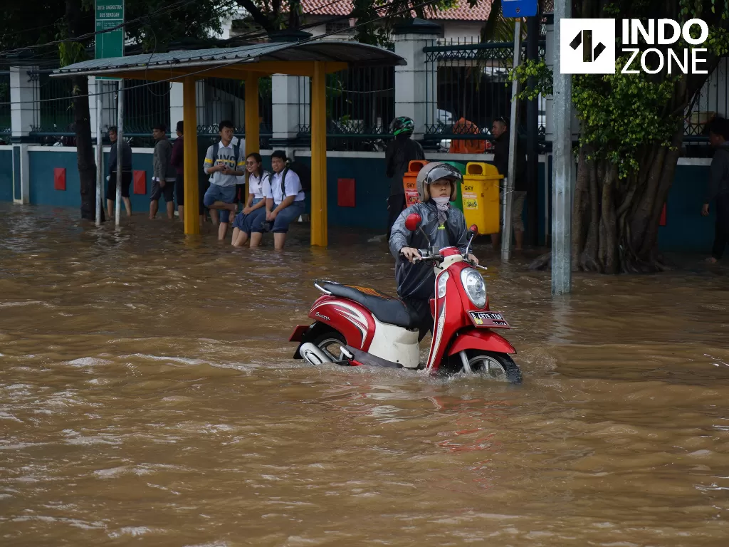 Suasana banjir yang menggenangi Jalan Dr Sutomo, Jakarta Pusat, Selasa (25/2/2020). (INDOZONE)