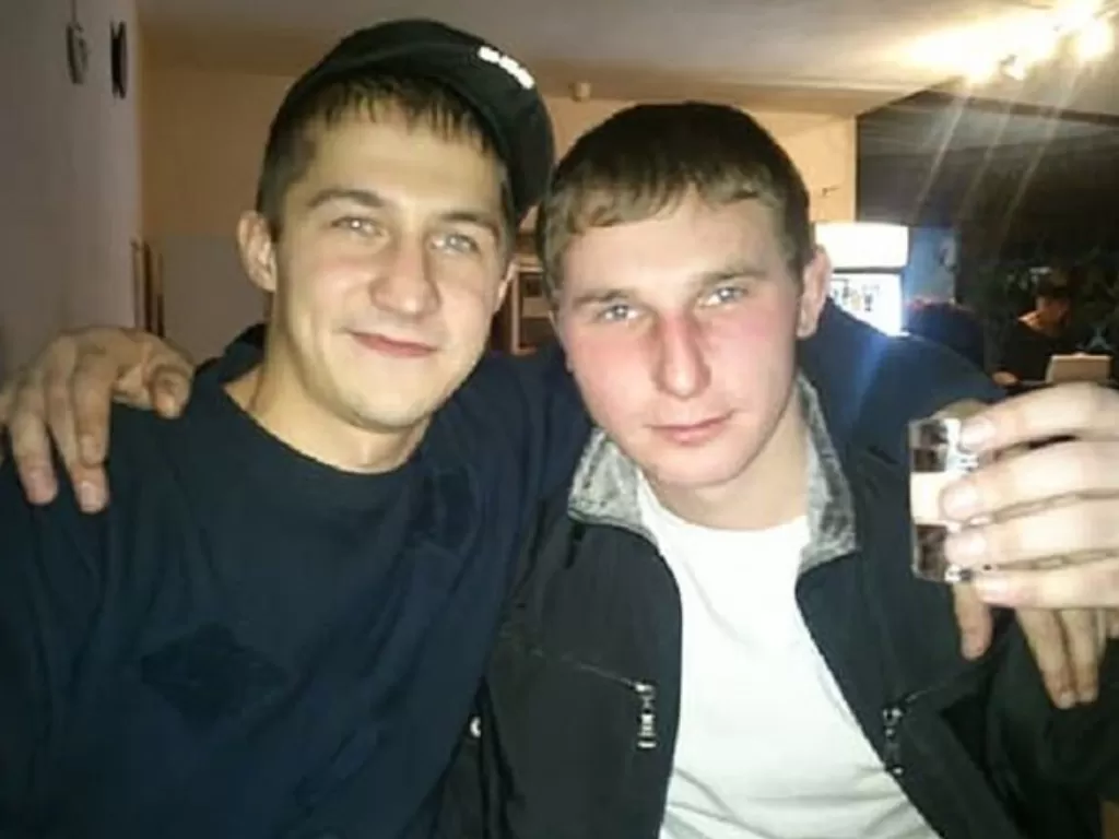  Vyacheslav M (kanan) dan temannya, Oleg Sviridov. (Daily Mail)