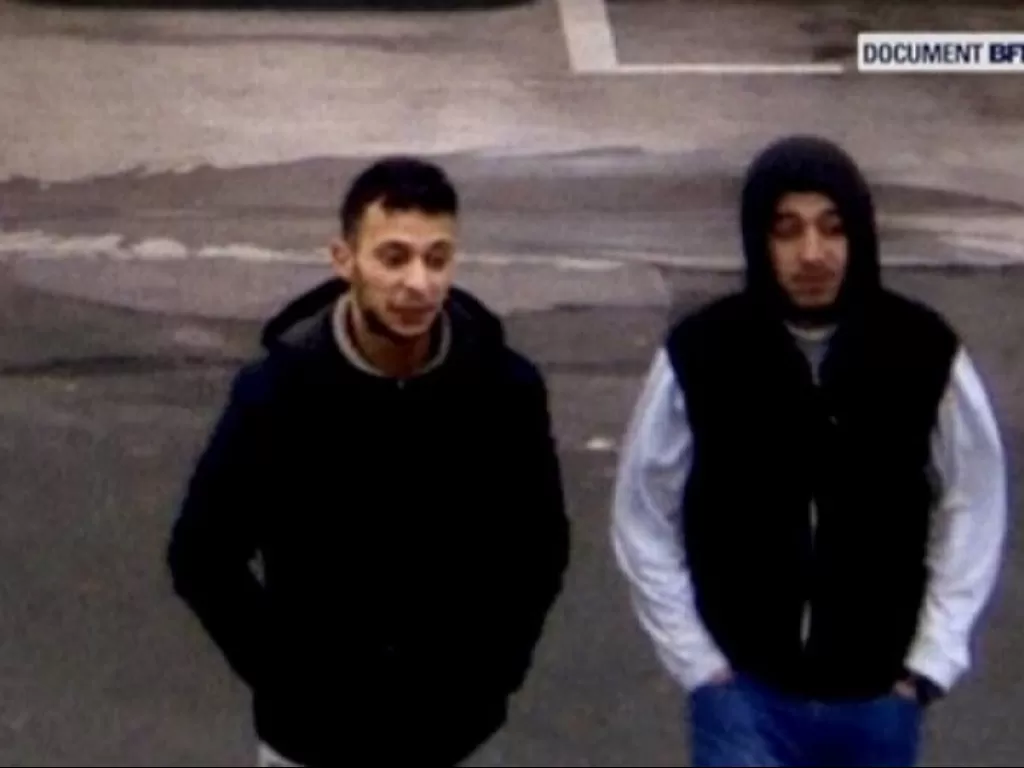 Dua pelaku teror Paris 2015 terekam kamera cctv. (REUTERS)
