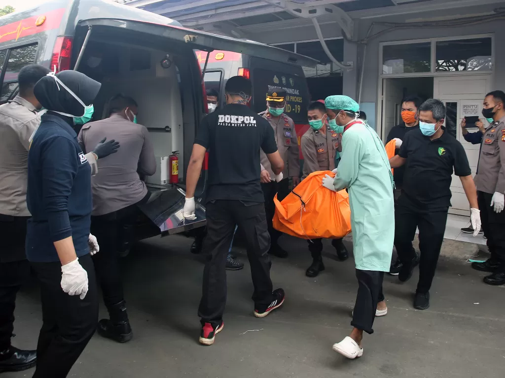 Petugas DOKPOL Mabes Polri memasukan kantong jenazah korban kebakaran saat akan dibawa ke RS Kramat Jati di RSUD Kabupaten Tangerang, Tangerang, Banten, Rabu (8/9/2021).  (photo/ANTARA FOTO/Muhammad Iqbal)