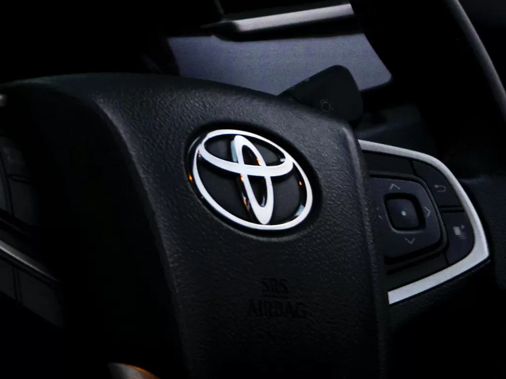 Tampilan logo perusahaan otomotif asal Jepang, Toyota (photo/Unsplash/Vishal Bonthapally)
