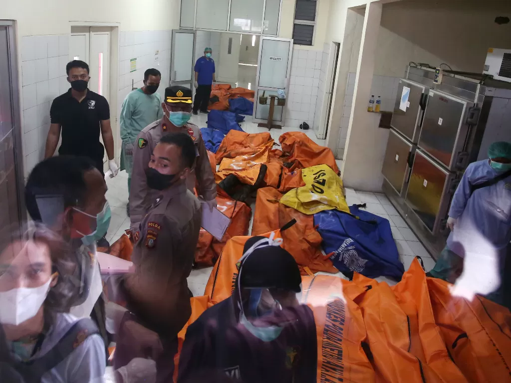 Petugas DOKPOL Mabes Polri melakukan identifiksi jenazah korban kebakaran lapas sebelum dibawa ke RS Kramat Jati (ANTARA FOTO/Muhammad Iqbal/aww.)
