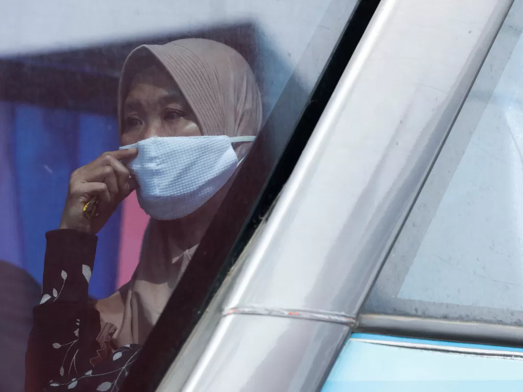 Anggota keluarga korban kebakaran penjara duduk di bus membawa mereka ke rumah sakit polisi untuk identifikasi menyusul insiden kebakaran, Tangerang, Rabu (8/9/2021) (REUTERS/Ajeng Dinar Ulfiana) 