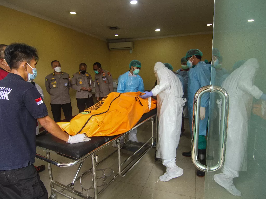 Petugas membawa kantong jenazah korban kebakaran Lapas 1A Tangerang di RS Polri, Kramat Jati, Jakarta. (ANTARA/Asprilla Dwi Adha)