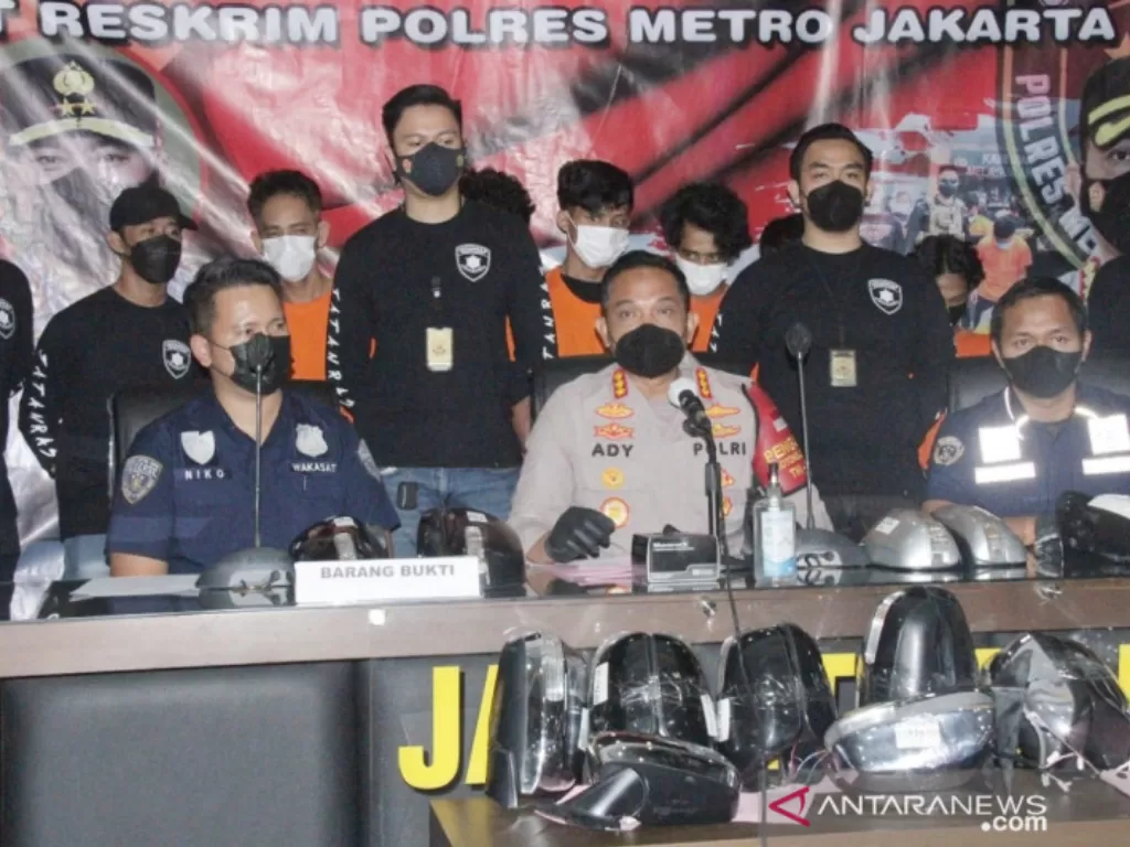 Kapolres Metro Jakarta Barat Komisaris Besar Polisi Ady Wibowo merilis kasus pencurian spion mobil di Mapolres Metro Jakarta Barat, Rabu (8/9/2021). (ANTARA/HO-Humas Polres Jakarta Barat)