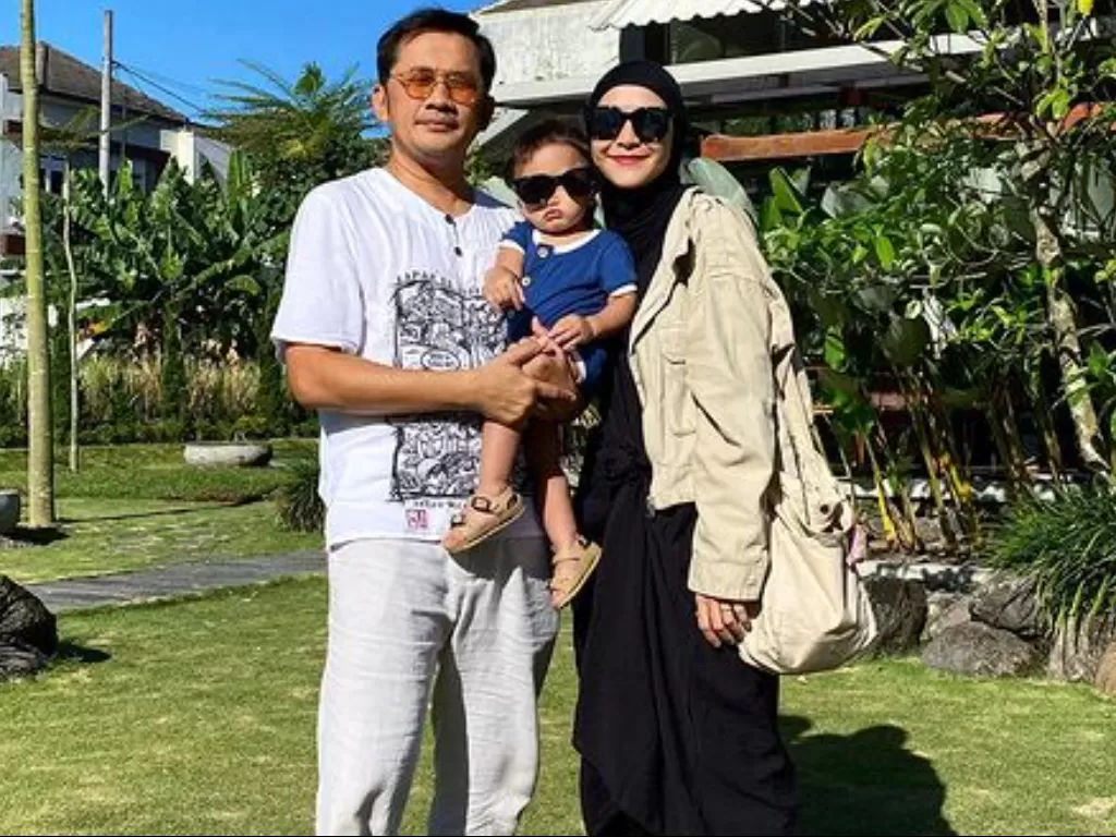 Keluarga Zaskia Adya Mecca dan Hanung Bramantyo. (Instagram/@zaskiadyamecca)