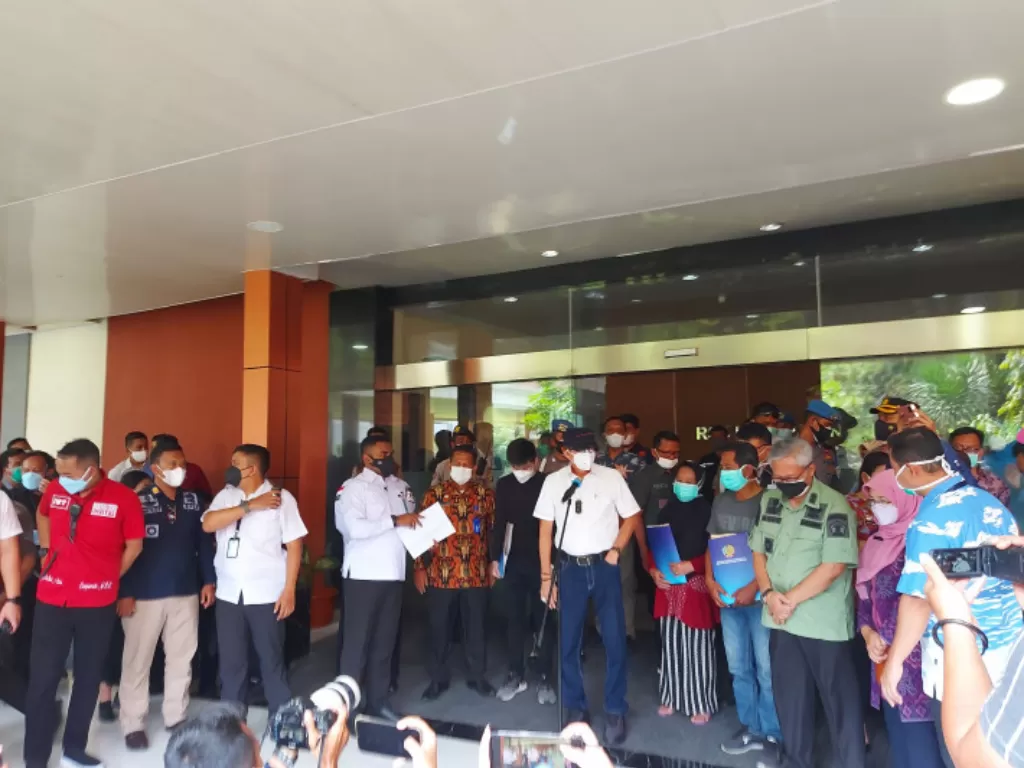Menkumham saat di RSUD kabupaten Tangerang untuk menyerahkan santunan kepada keluarga napi yang meninggal. (ANTARA)