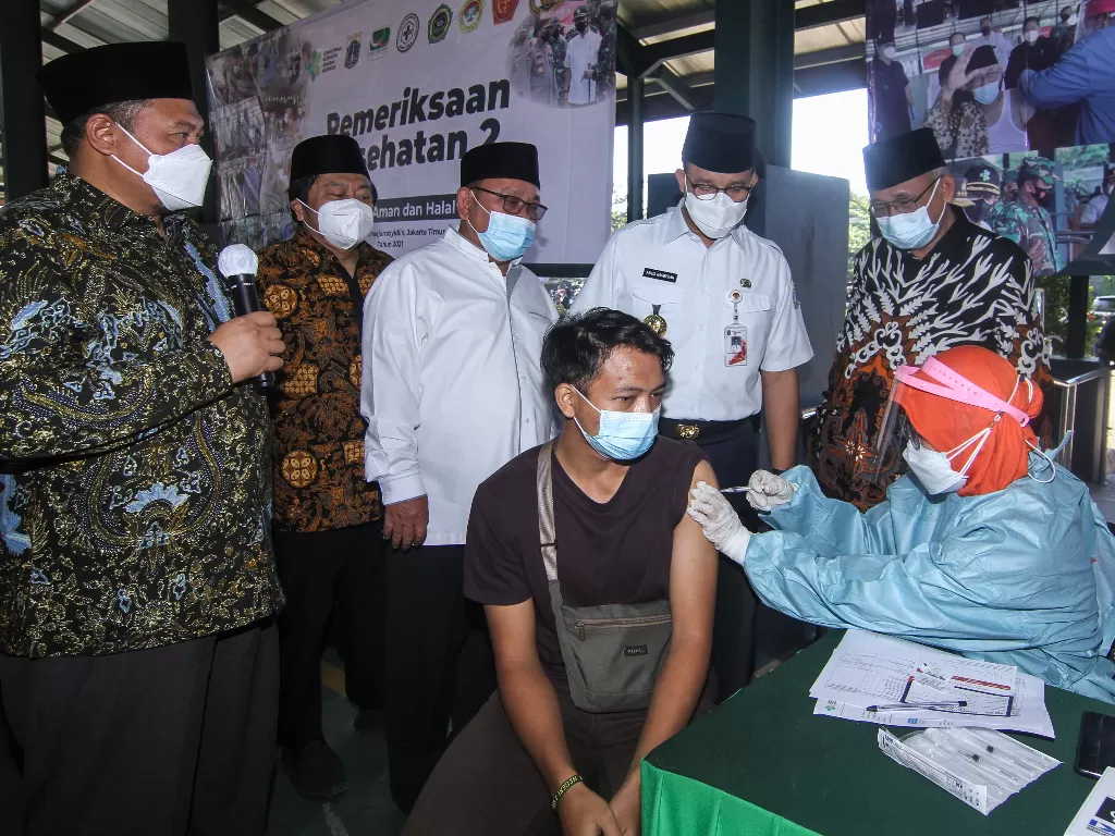 Gubernur DKI Jakarta Anies Baswedan (kedua kanan berdiri) bersama Ketua Umum DPP LDII Chriswanto Santoso (kanan) melihat proses penyuntikan vaksin COVID-19 (ANTARA FOTO/Asprilla Dwi Adha/wsj.)ID-19)