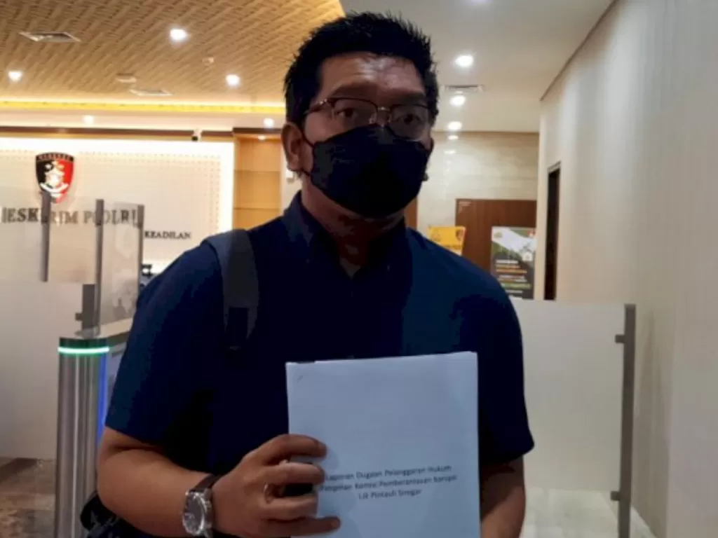 Peneliti ICW Kurnia Ramadhana memberikan keterangan kepada awak media di Bareskrim Polri, Jakarta Selatan, Rabu (8/9/2021). (ANTARA/Laily Rahmawaty)