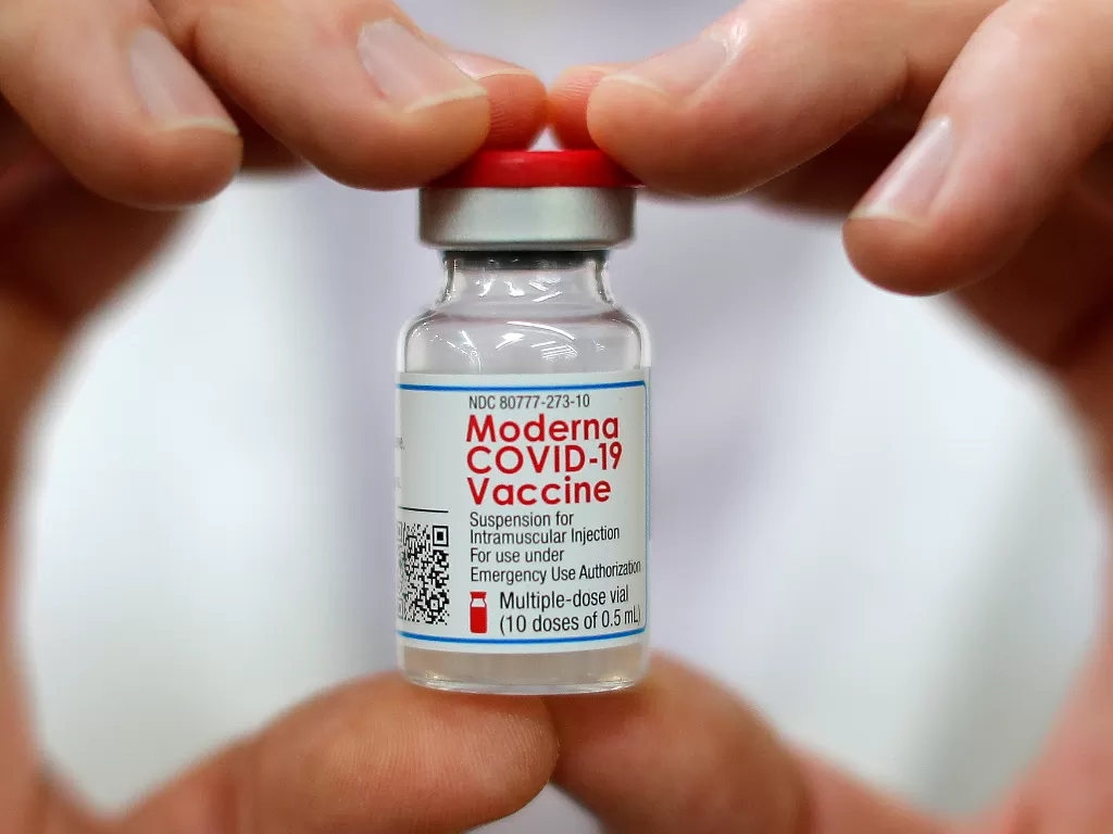 Vaksinasi COVID-19 buatan Moderna. (photo/REUTERS/Mike Segar)