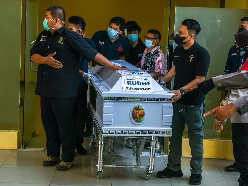 Petugas membawa peti berisi jenazah korban kebakaran lapas kelas 1 Tangerang untuk diserahkan kepada keluarga di RS Polri, Kramat Jati, di Jakarta, Jumat (10/9/2021). (ANTARA FOTO/Galih Pradipta).