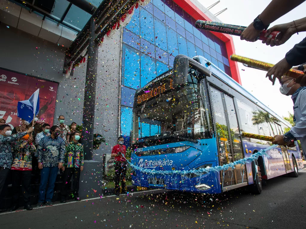 Jajaran pimpinan Dinas Perhubungan DKI Jakarta dan PT Transportasi Jakarta (Transjakarta) meluncurkan uji coba bus listrik (ANTARA FOTO/Aditya Pradana Putra)