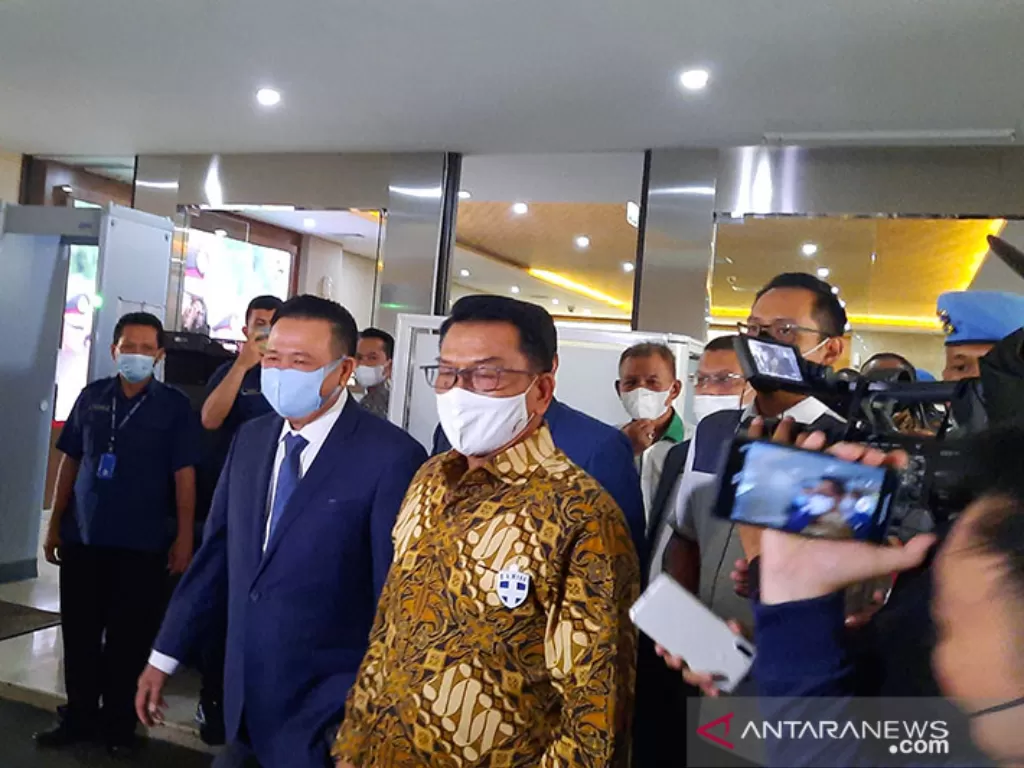  Kepala Staf Kepresidenan (KSP) Moeldoko keluar dari Gedung Bareskrim Polri usai melaporkan peneliti ICW, Jakarta, Jumat (10/9/2021). (photo/ANTARA/Laily Rahmawaty)