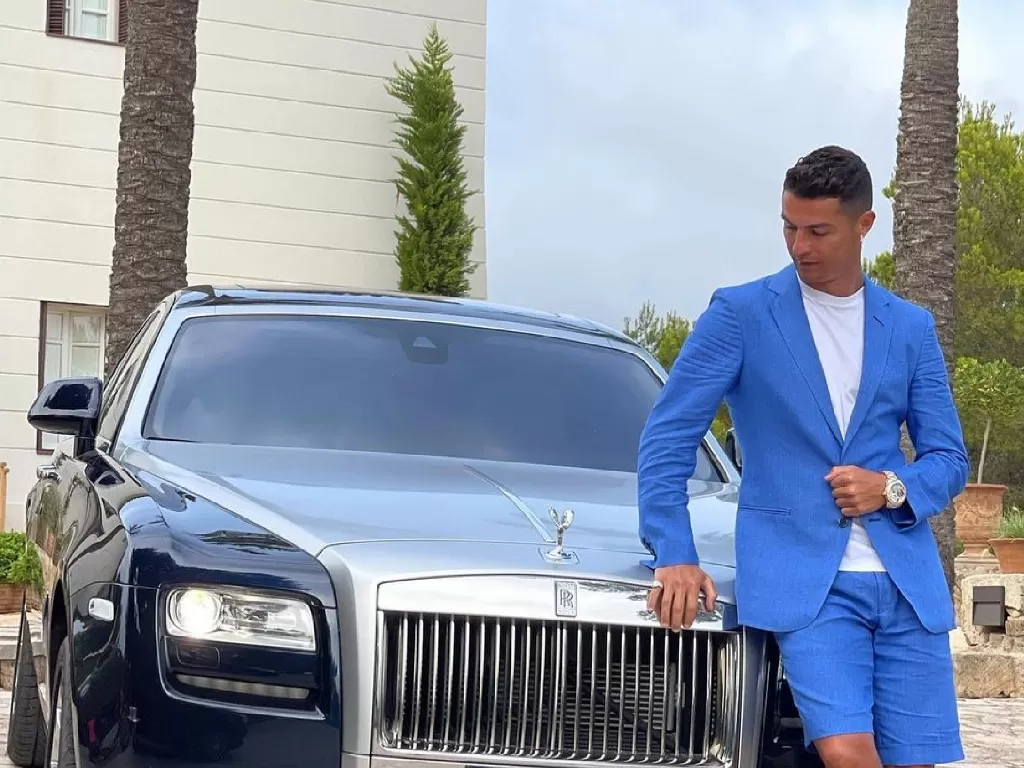 Pesepakbola Cristiano Ronaldo bersama mobil Rolls-Royce miliknya (photo/Instagram/@cristiano)