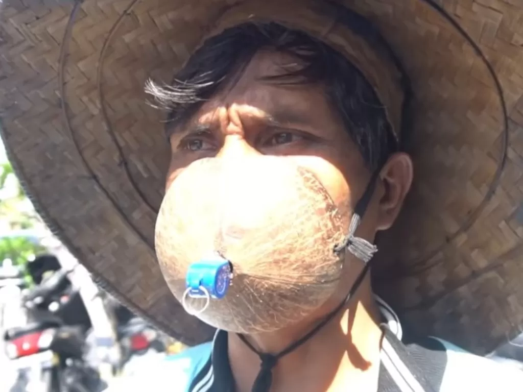 Juru parkir di Bali pakai masker dari batok kelapa. (Photo/YouTube)