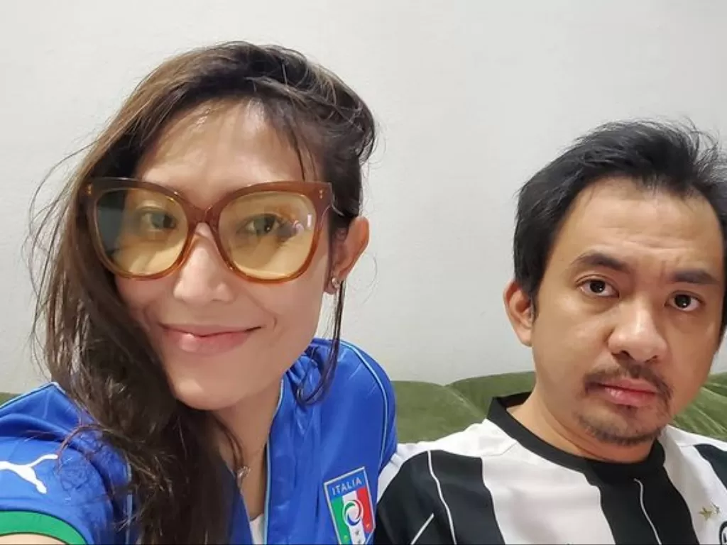 Ayu Dewi dan Suami. (Instagram/@mrsayudewi)