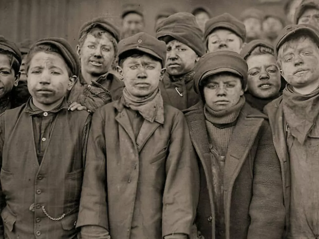 Foto pekerja anak di tambang (Boredpanda)