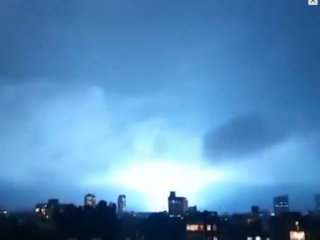 Cahaya biru muncul setelah gempa. (Photo/YouTube)