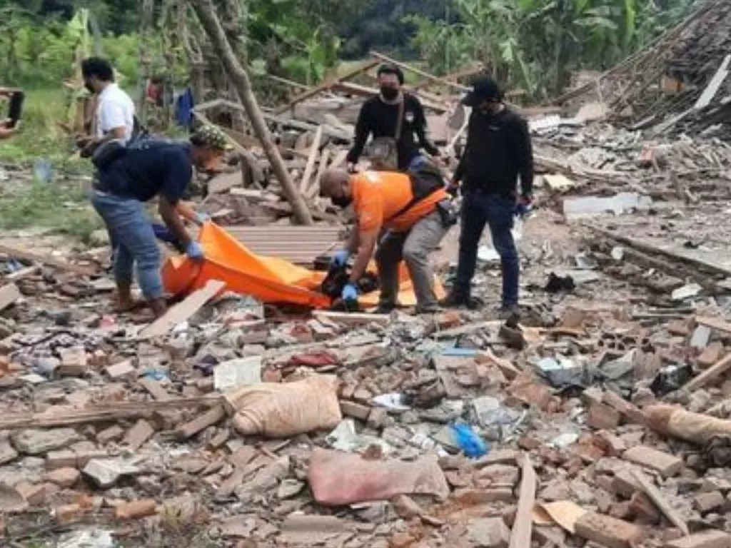 Petugas mengevakuasi jasad korban ledakan di Dusun Macan Putih, Desa Pekangkungan, Kecamatan Gondangwetan, Pasuruan, Jawa Timur. (Dok. Polda Jatim)