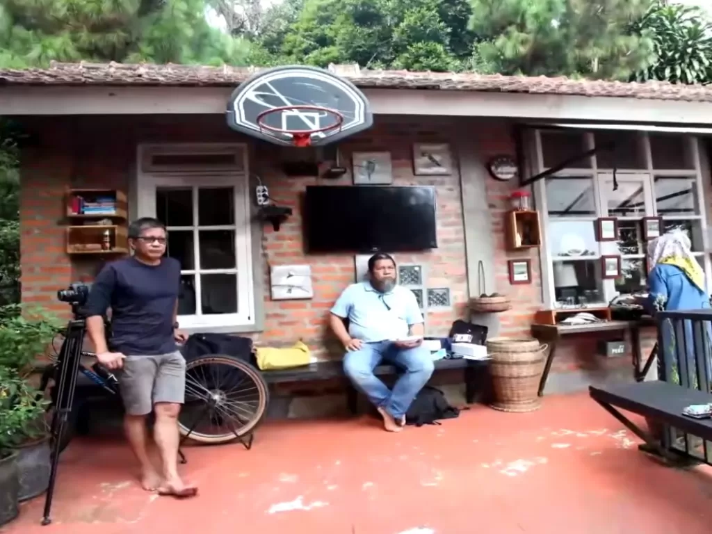 Rumah Rocky Gerung di Sentul, Bogor. (Youtube/Rocky Gerung Official)
