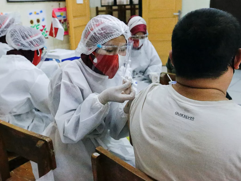 Vaksinasi Covid-19 di Indonesia (REUTERS/Ajeng Dinar Ulfian)