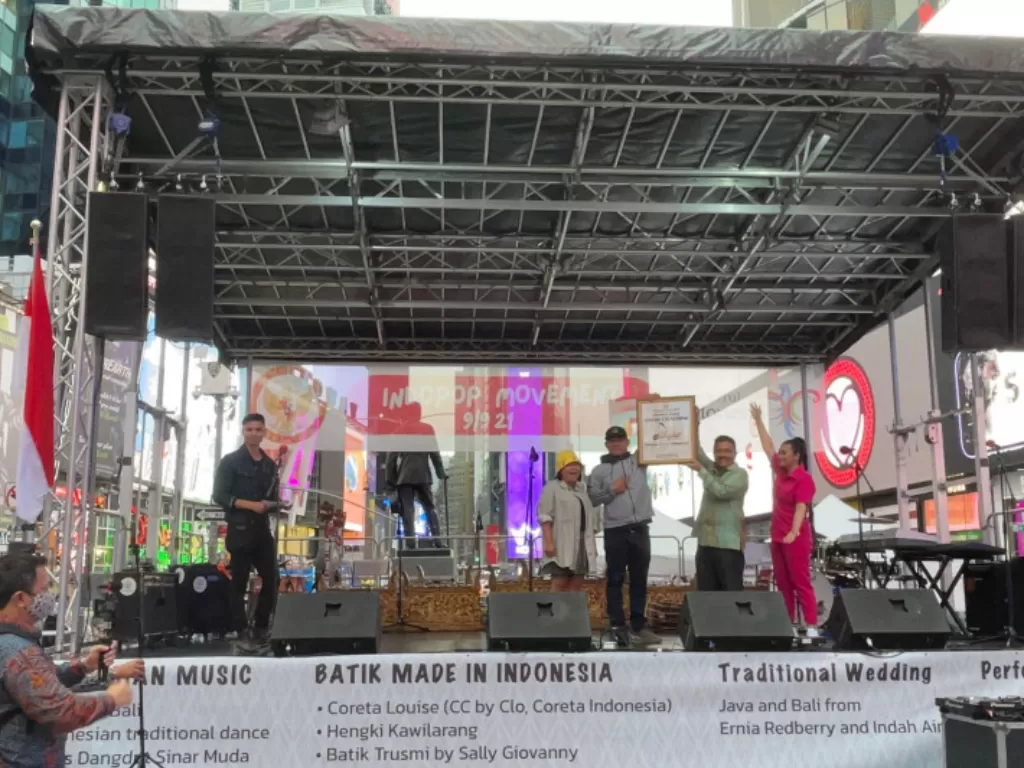 Suasana acara peluncuran Cafe Dangdut yang digelar di Times Square, Manhattan, kota New York, Amerika Serikat pada Kamis (9/9/2021). (ANTARA/HO-Diaspora Indonesia) 