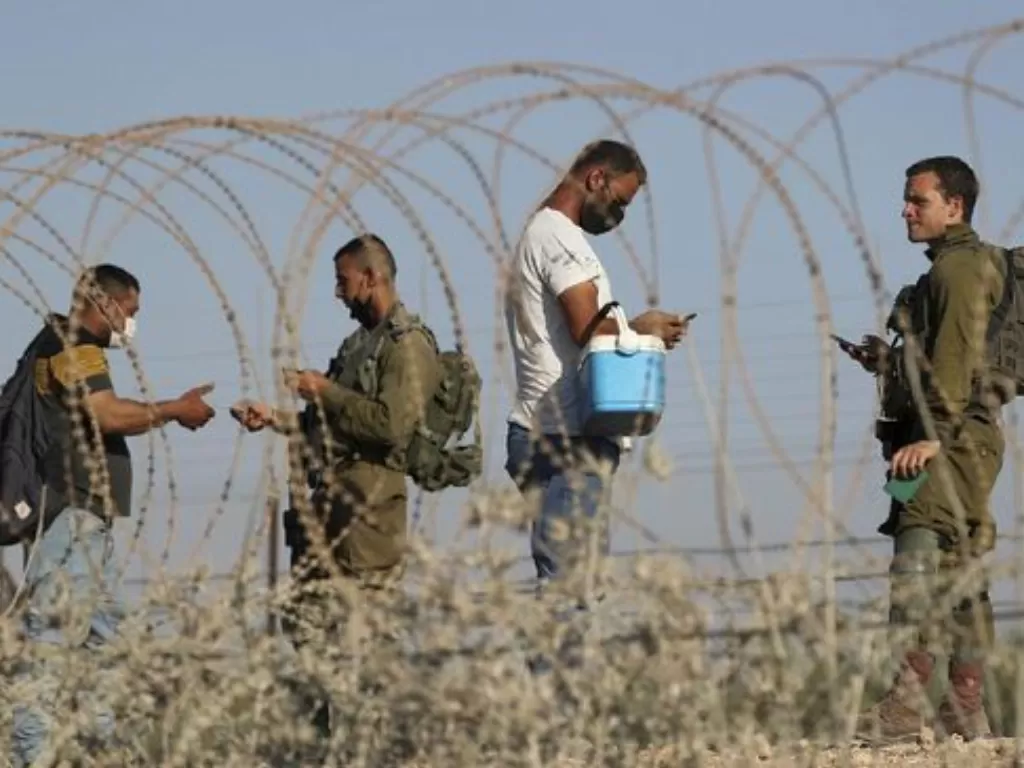 Kepolisian Israel menangkap kembali empat dari enam warga Palestina yang kabur dari Penjara Gilboa. (REUTERS/AMMAR AWAD)  