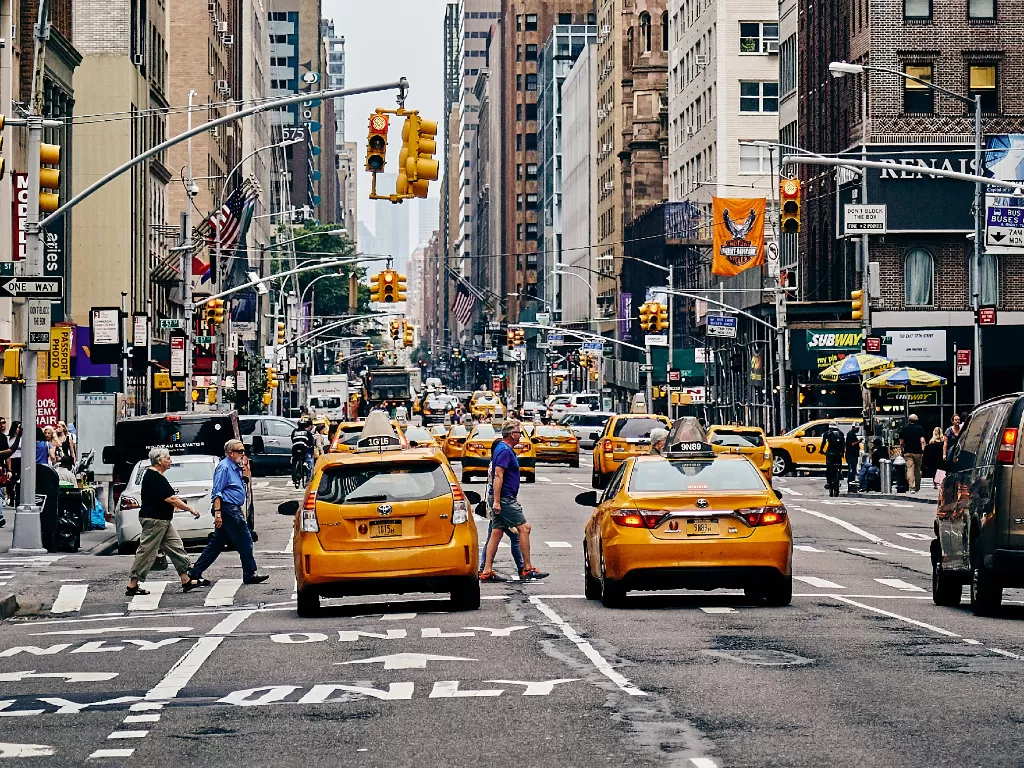 Mobil dan taksi yang sedang melaju di jalanan kota New York (photo/Unsplash/Fabien Bazanegue)