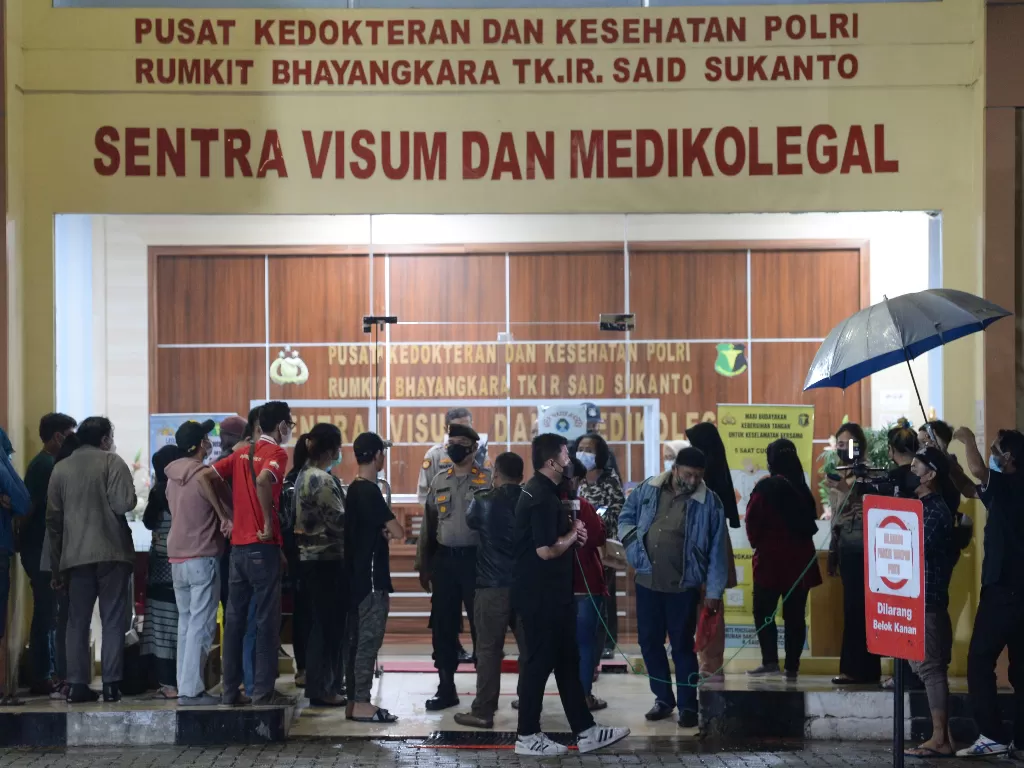 Sejumlah keluarga korban kebakaran Lapas Kelas I Tangerang antre pendataan ante mortem di RS Polri Kramat Jati di Jakarta, Rabu (8/9/2021). (ANTARA FOTO/M Risyal Hidayat/rwa.)