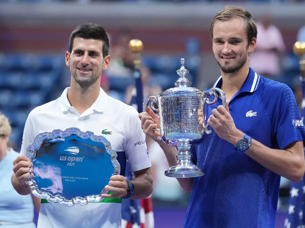 Kiri ke kanan: Runner up dan pemenang US Open 2021 Novak Djokovic dan Daniil Redvedev (REUTERS/Danielle Parhizkaran)