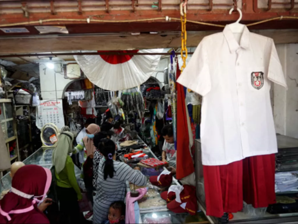 Pedagang melayani pembelian seragam dan atribut sekolah di Tulungagung, Jawa Timur, Rabu (8/9/2021). (ANTARA/Destyan Sujarwoko)