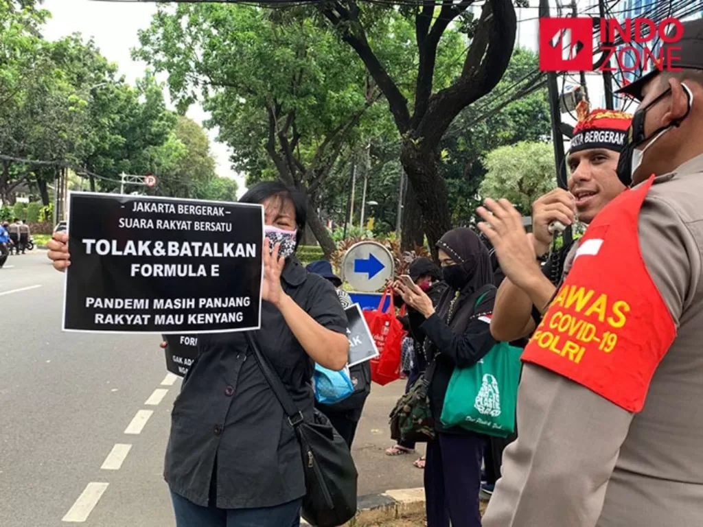 Aksi demonstrasi di depan Gedung DPRD DKI tolak Formula E, Senin (13/9/2021). (INDOZONE/Sarah Hutagaol)