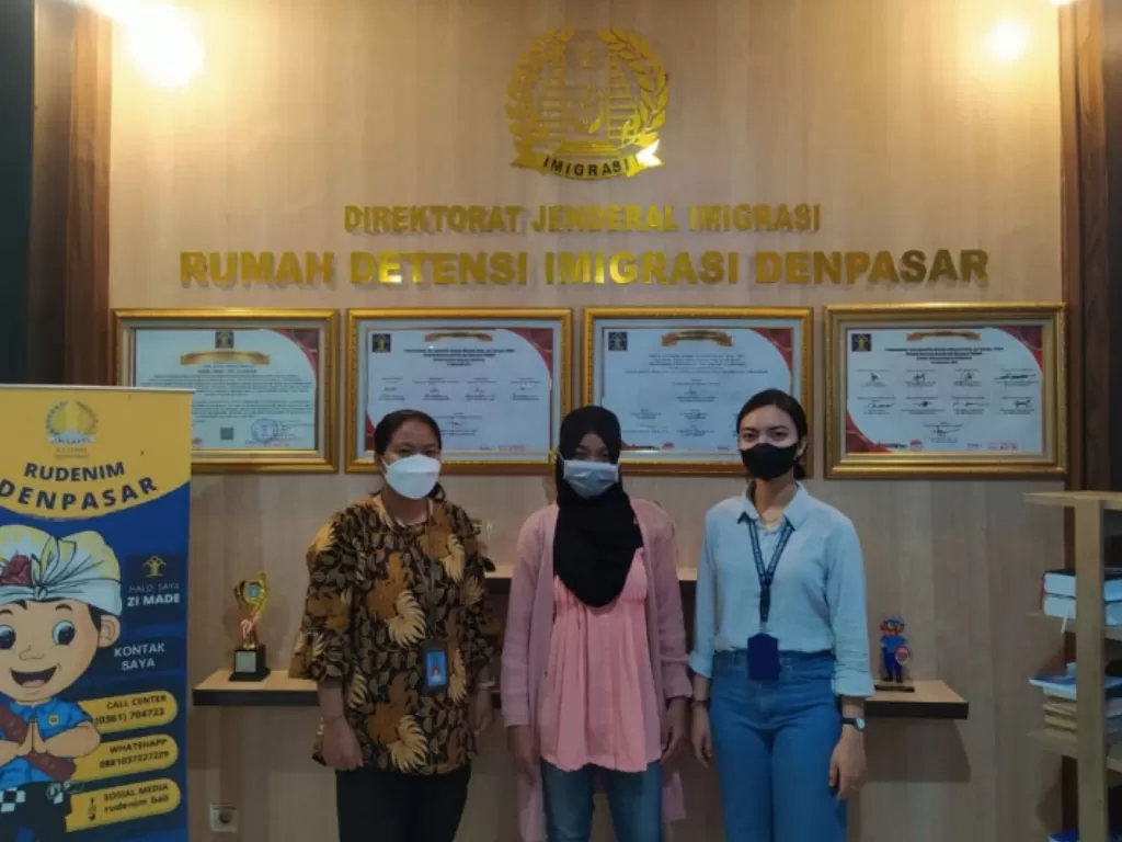 Proses pendeportasian WN Malaysia didampingi petugas Imigrasi Denpasar, di Rudenim Denpasar, Bali, Minggu (12/9/2021) (Kemenkumham Bali)