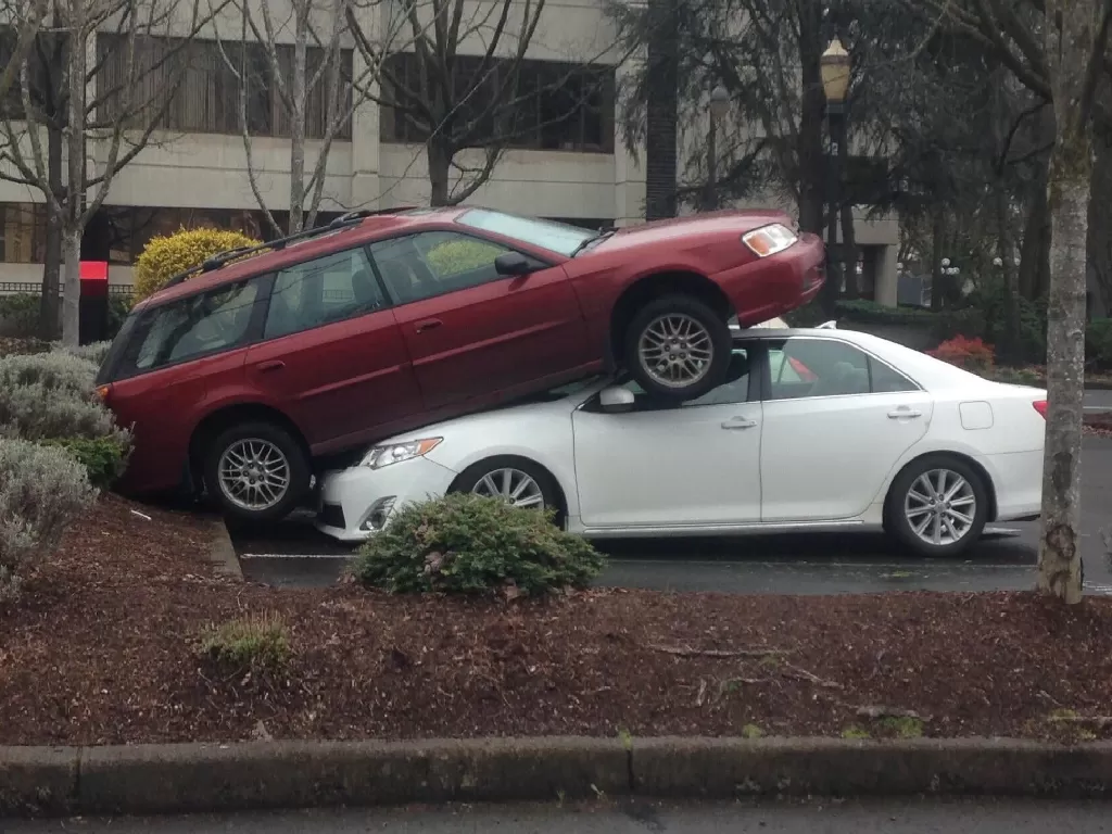 Mobil Subaru yang timpa Toyota Camry di parkiran (photo/Reddit/u/Professional-Turn511)