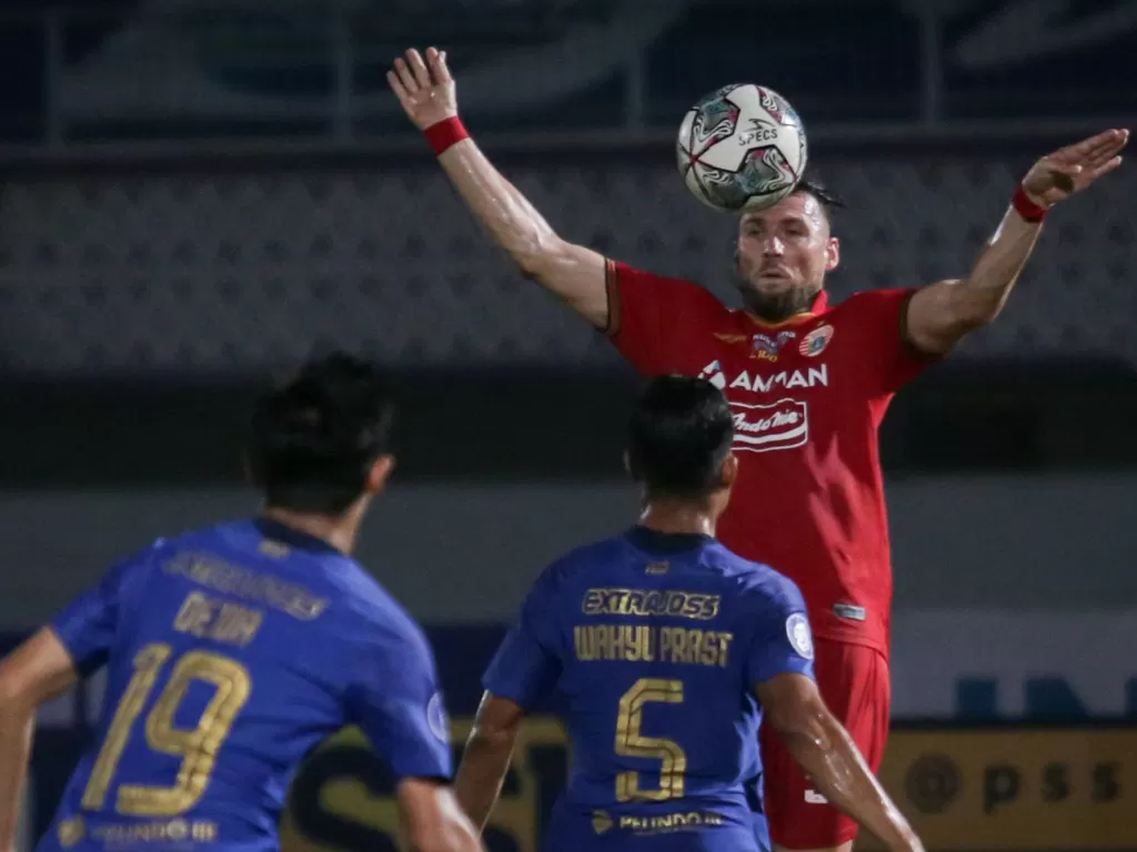 Pesepak bola Persija Jakarta Marko Simic (kanan) menyundul bola saat melawan PSIS Semarang pada lanjutan Liga 1 2021-2022 (ANTARA FOTO/Fauzan/foc.)