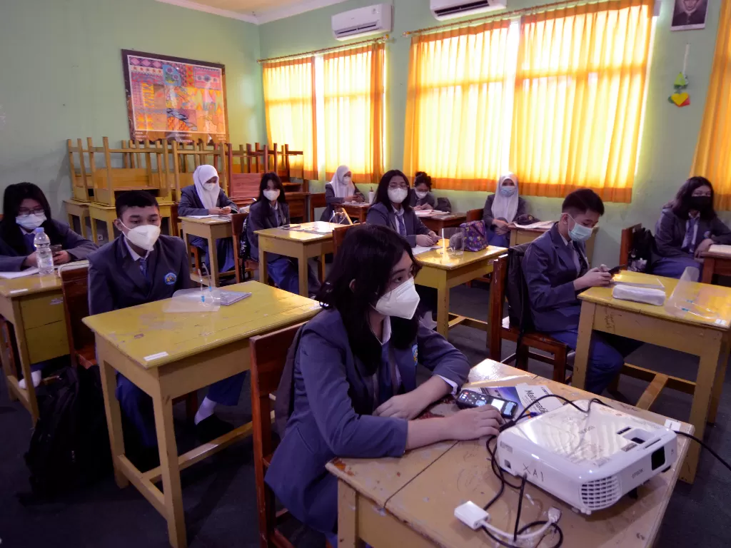 Sejumlah siswa mengikuti kegiatan pembelajaran tatap muka (PTM) di SMA Negeri 2 Bandar Lampung, Lampung, Senin (13/9/2021).  (photo/ANTARA FOTO/ Ardiansyah/ilustrasi)