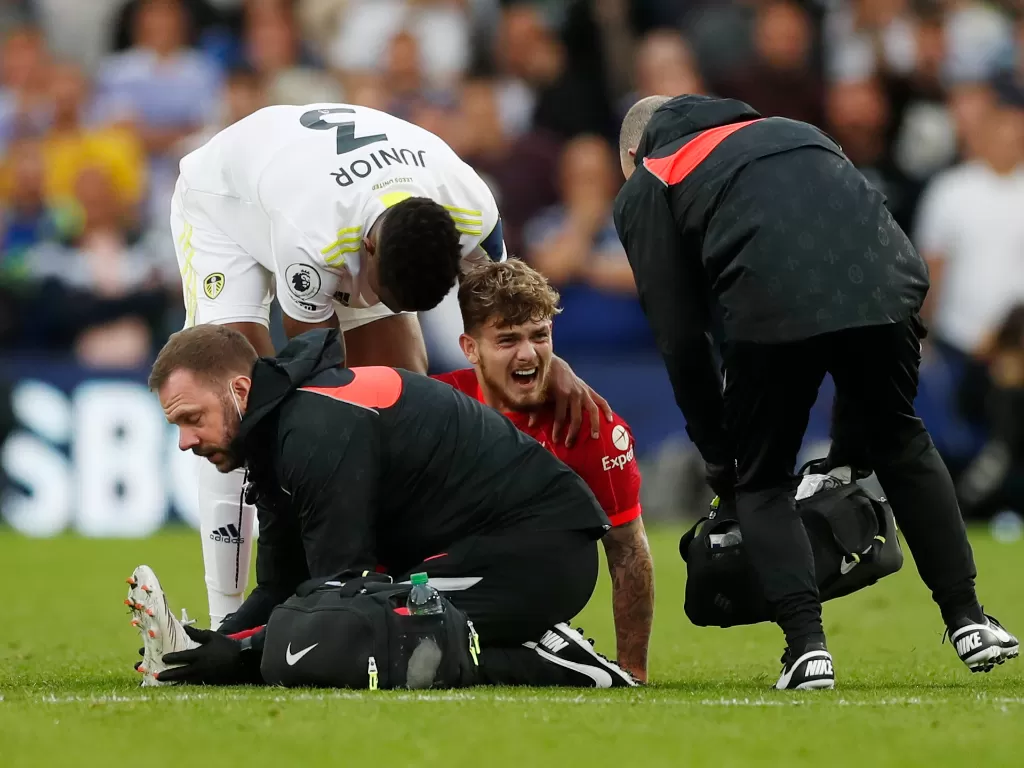 Harvey Elliott cedera karena tekel keras pemain Leeds Pascal Struijk (Reuters/Lee Smith)
