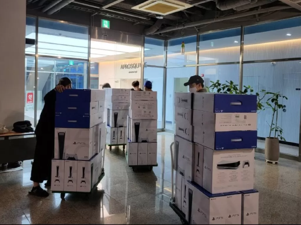 Ratusan PlayStation 5 yang dibagikan Hyung-Tae Kim ke karyawan Shift Up (photo/Twitter/@ZhugeEX)