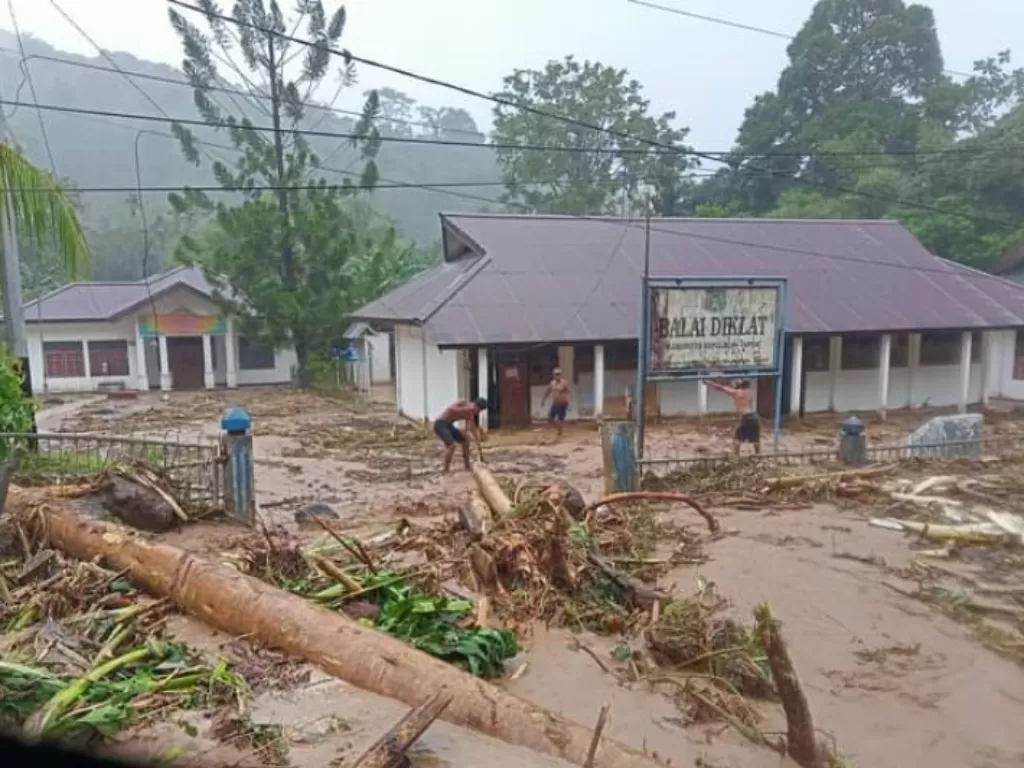  Bagian wilayah Kota Serui, ibu kota Kabupaten Kepulauan Yapen, di Provinsi Papua yang terdampak banjir pada Selasa (14/9/2021). (photo/ANTARA/HO)