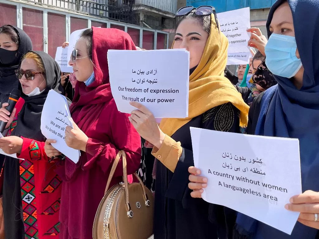 Pembela hak-hak perempuan Afghanistan dan aktivis sipil protes untuk menyerukan kepada Taliban untuk pelestarian prestasi dan pendidikan mereka, di depan istana kepresidenan di Kabul, Afghanistan 3 September 2021. (photo/REUTERS/Stringer)