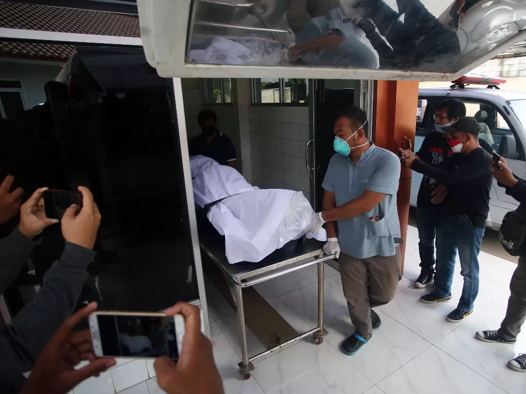 Petugas membawa jenazah korban kebakaran lapas dari ruang instalasi pemulasaran jenazah untuk dibawa pulang keluarganya di Rumah Sakit Umum Kabupaten Tangerang, Tangerang, Banten. (Foto: ANTARA/Muhammad Iqbal)