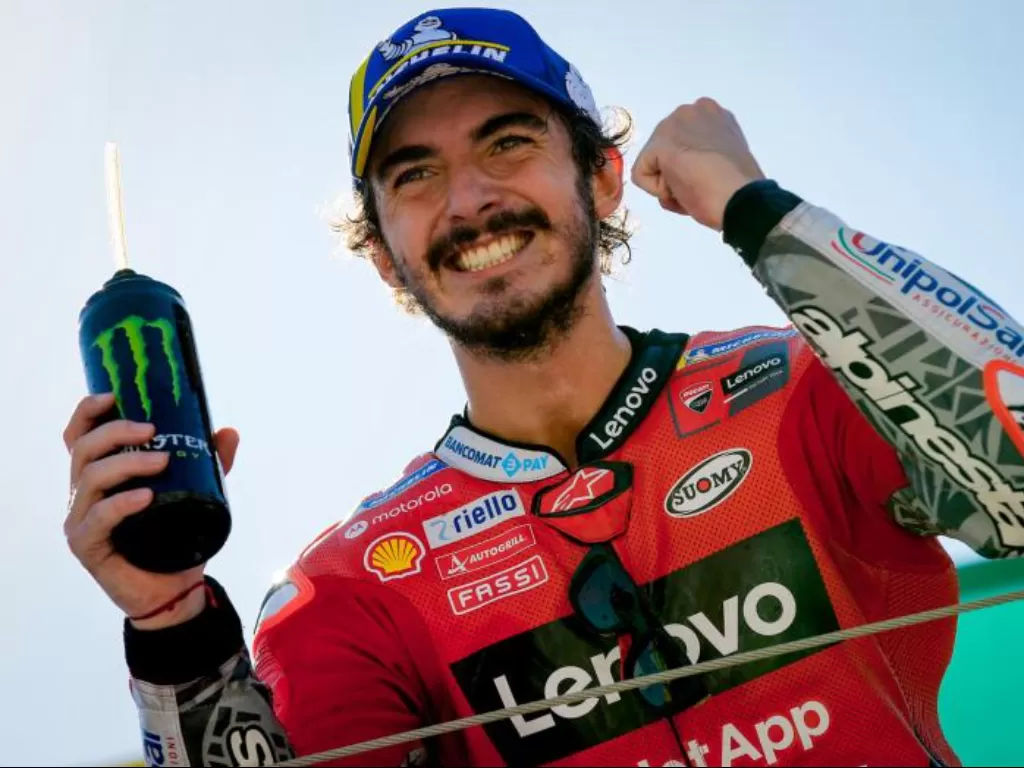 Francesco Bagnaia merayakan kemenangan di MotoGP Aragon. (motogp.com)