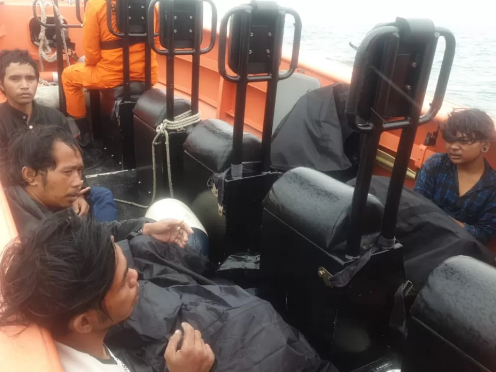 Sejumlah nelayan yang brhasil selamat dari insiden tenggelamnya kapal di Teluk Jakarta. (Dok. Humas Polda Metro Jaya)