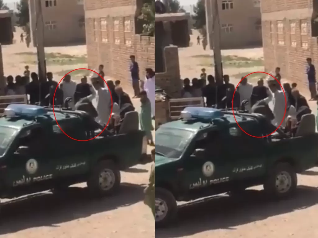 Aksi pria mencambuk seseorang yang diduga wanita di tengah permukiman Afghanistan (Istimewa)