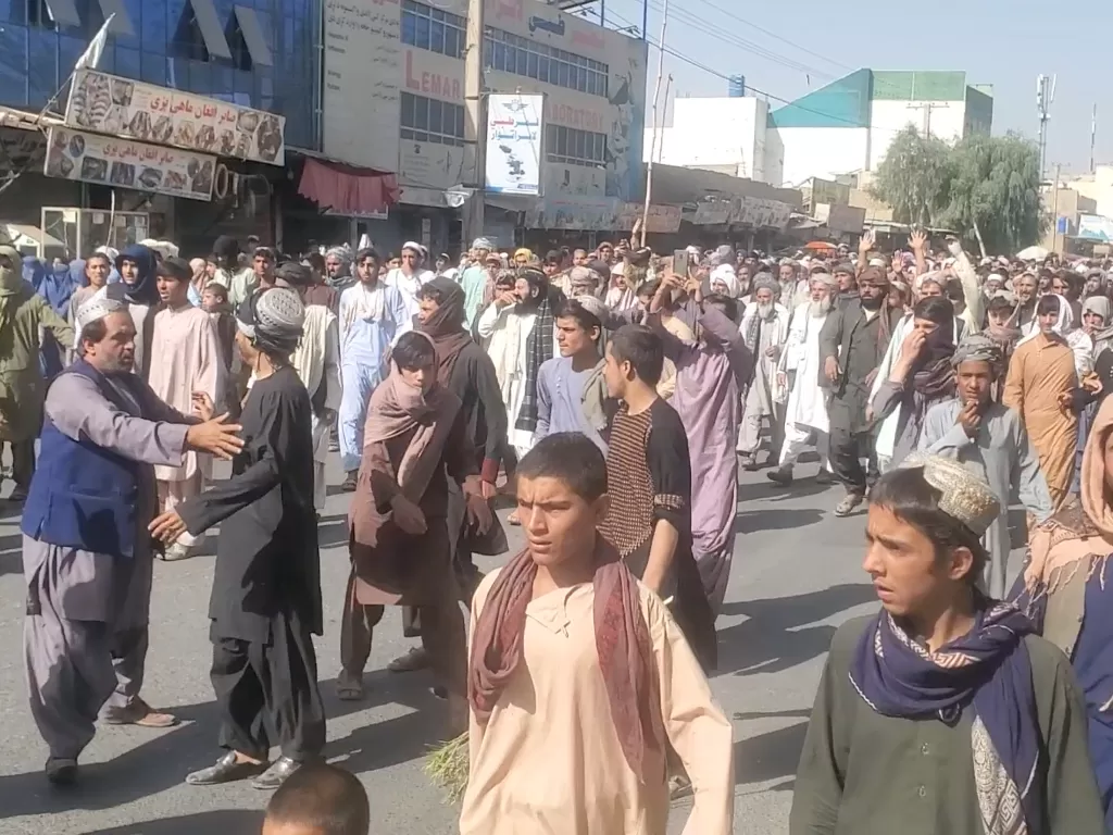 Orang-orang mengadakan protes terhadap keputusan Taliban untuk memaksa mereka meninggalkan rumah mereka di Kandahar, Afghanistan 14 September 2021 (photo/ASVAKA/Handout via REUTERS)