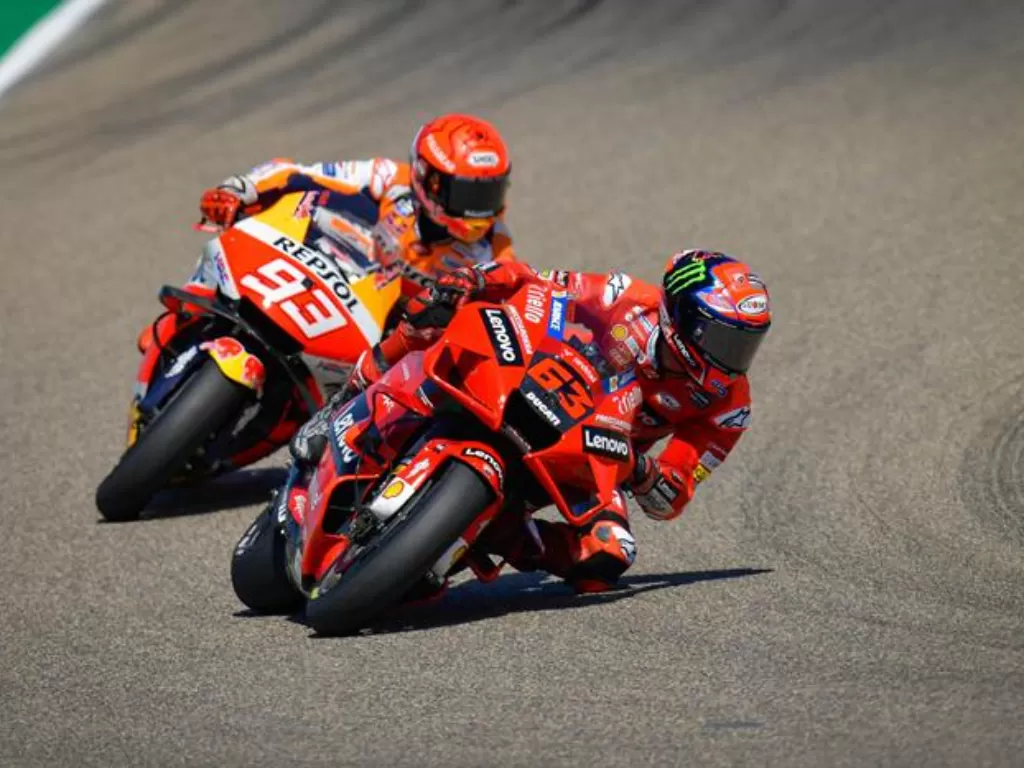 Marc Marquez berhadapan dengan Francesco Bagnaia di MotoGP Aragon. (motogp.com)