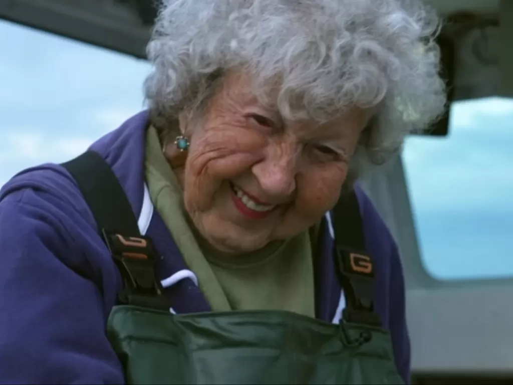 Virginia Oliver, wanita yang berusia 101 tahun bekerja sebagai penangkap lobster. (Photo/YouTube)