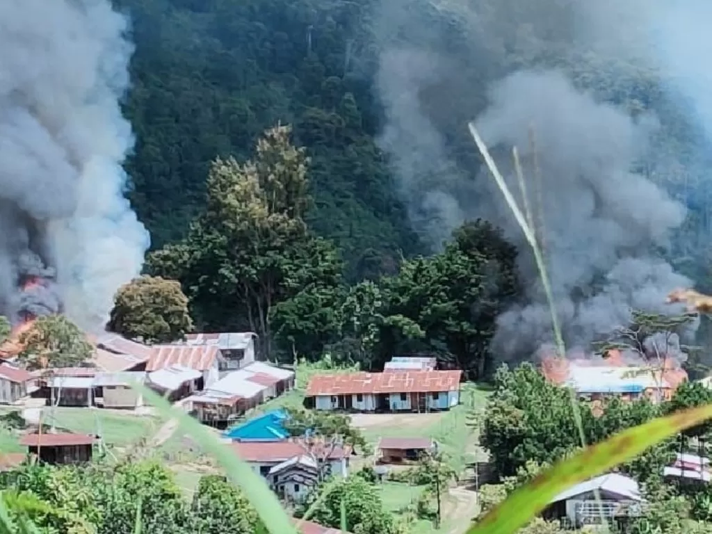 Pembakaran sejumlah fasilitas umum diduga dilakukan KKB di Kiwirok, Kabupaten Pegunungan Bintang, Senin (13/9/2021) (Antara)